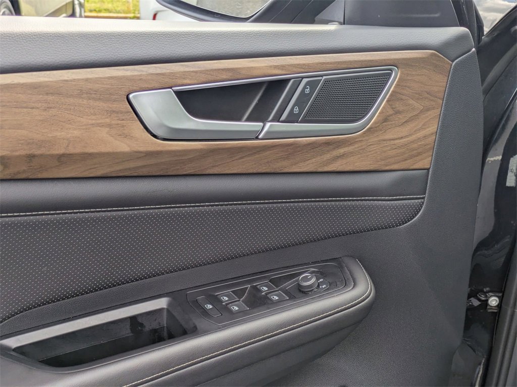 Used 2025 Volkswagen Atlas SE image 13