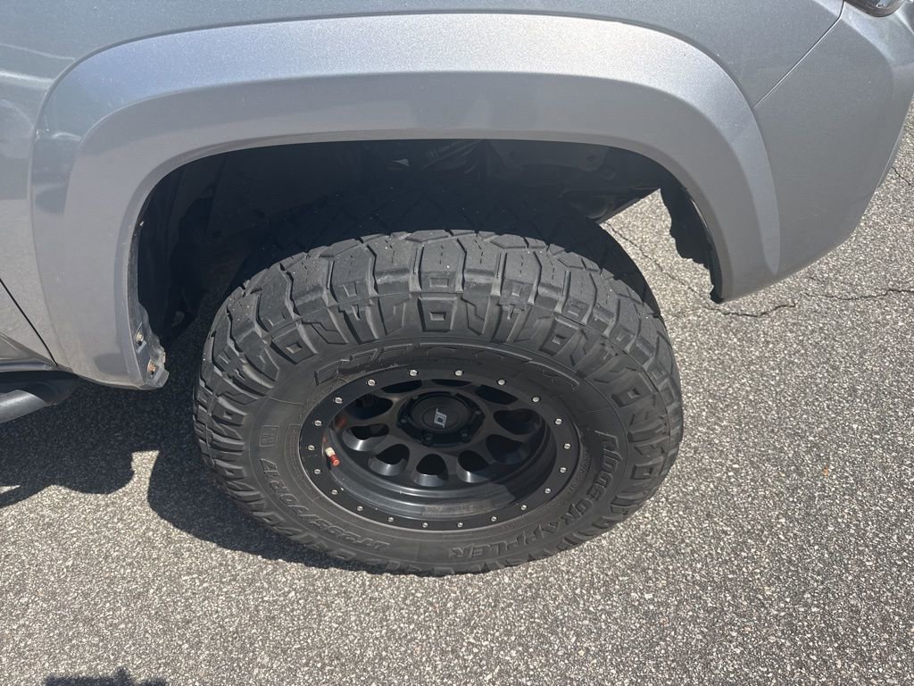 Used 2017 Toyota Tacoma TRD Sport w/ Premium & Technology Package image 5