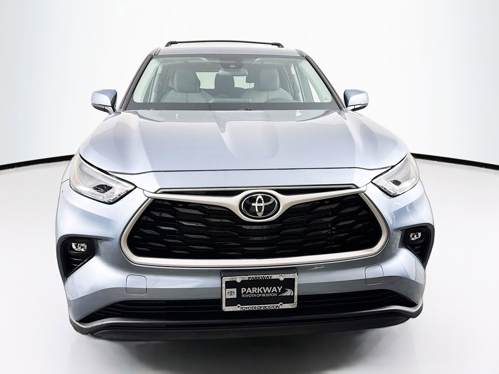 Used 2022 Toyota Highlander LE AWD/4WD image 2