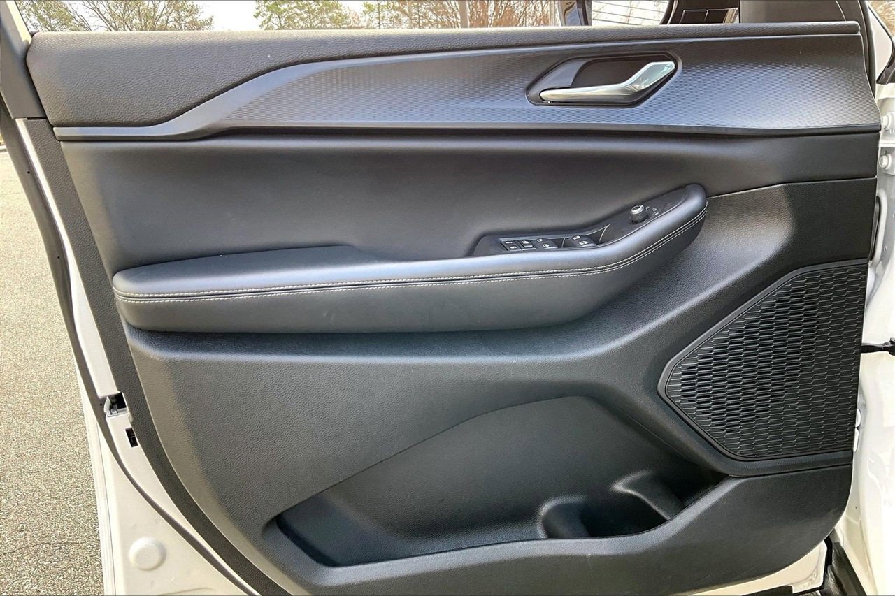 Used 2024 Jeep Grand Cherokee Altitude image 25