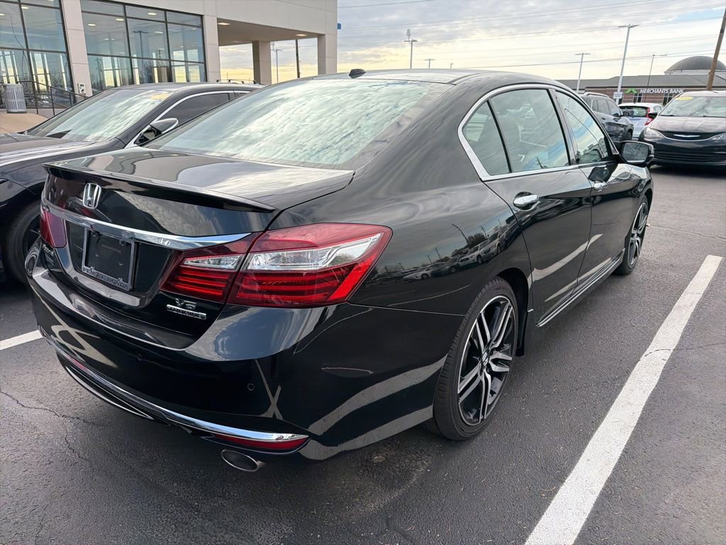 Used 2017 Honda Accord Touring image 3