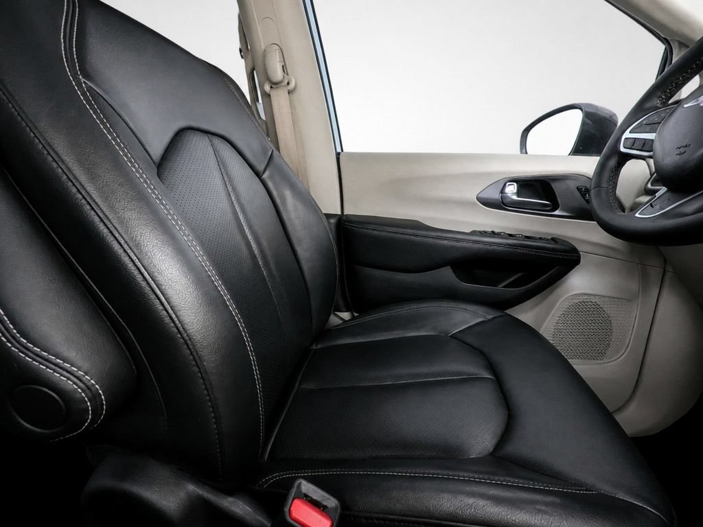 Used 2022 Chrysler Pacifica Touring-L FWD image 20