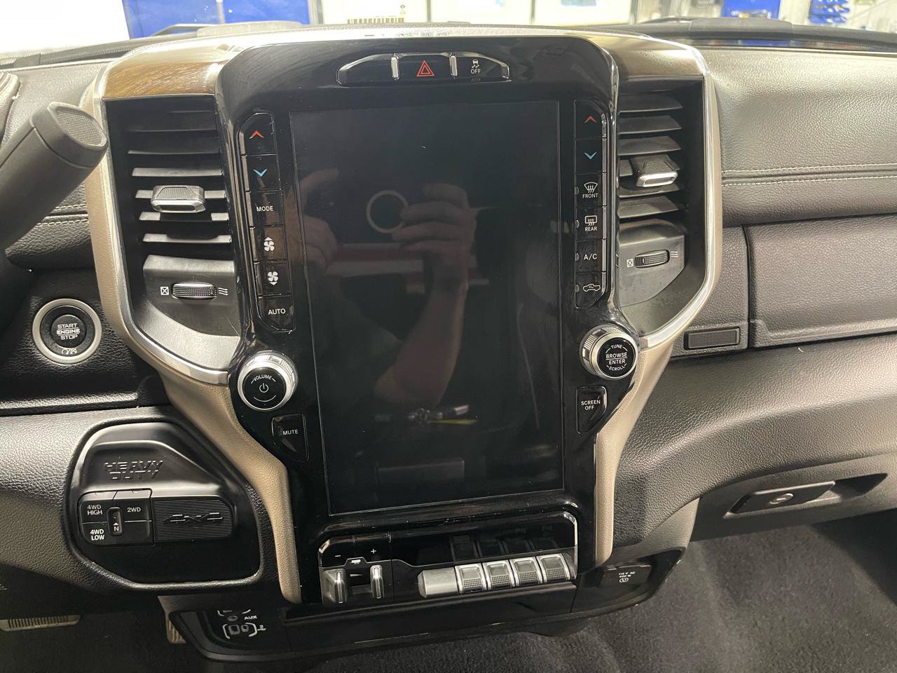 Used 2024 RAM 2500 Laramie AWD/4WD image 18