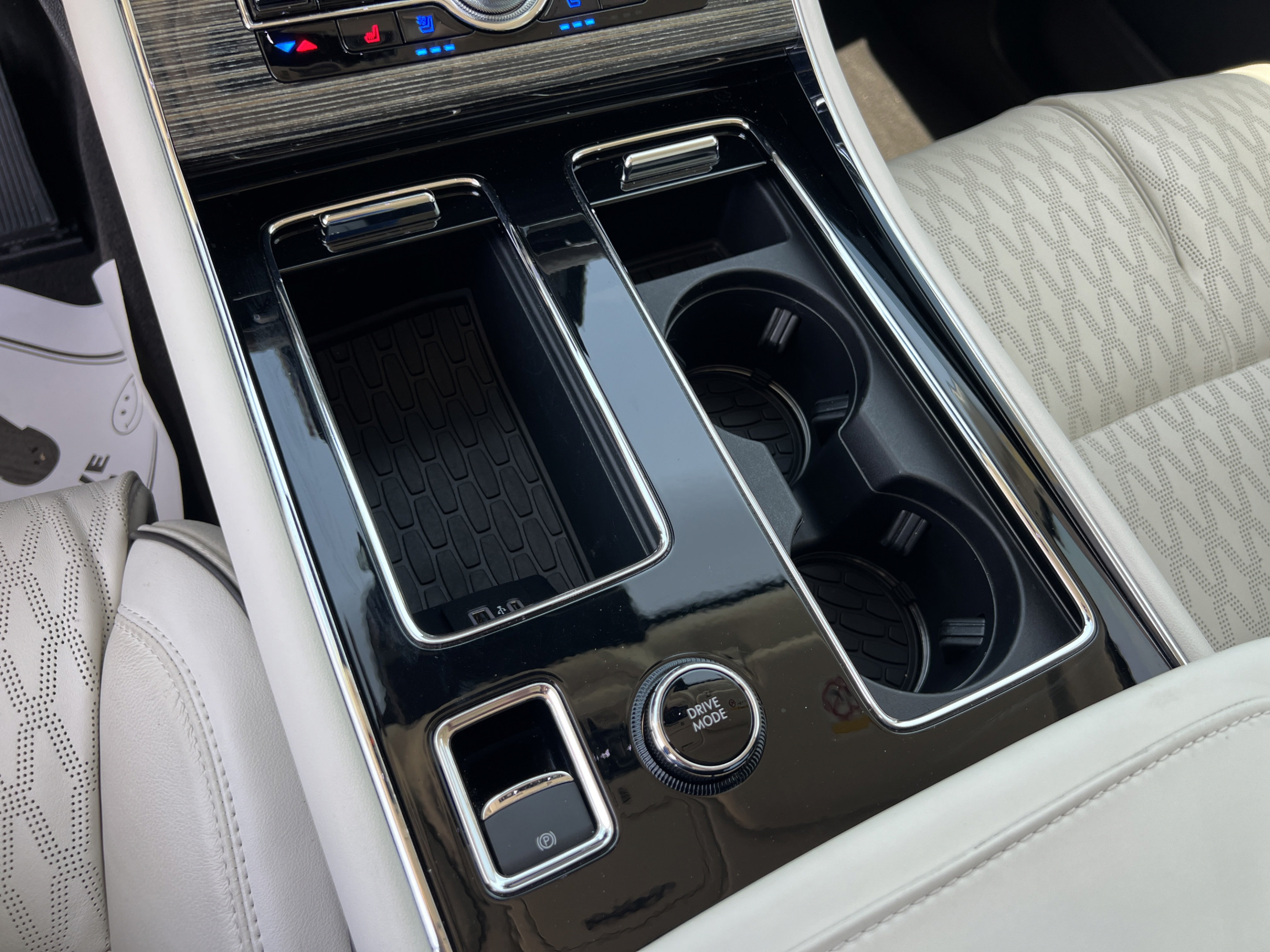 Certified 2024 Lincoln Aviator Black Label w/ Class IV Trailer Tow Package AWD/4WD image 18