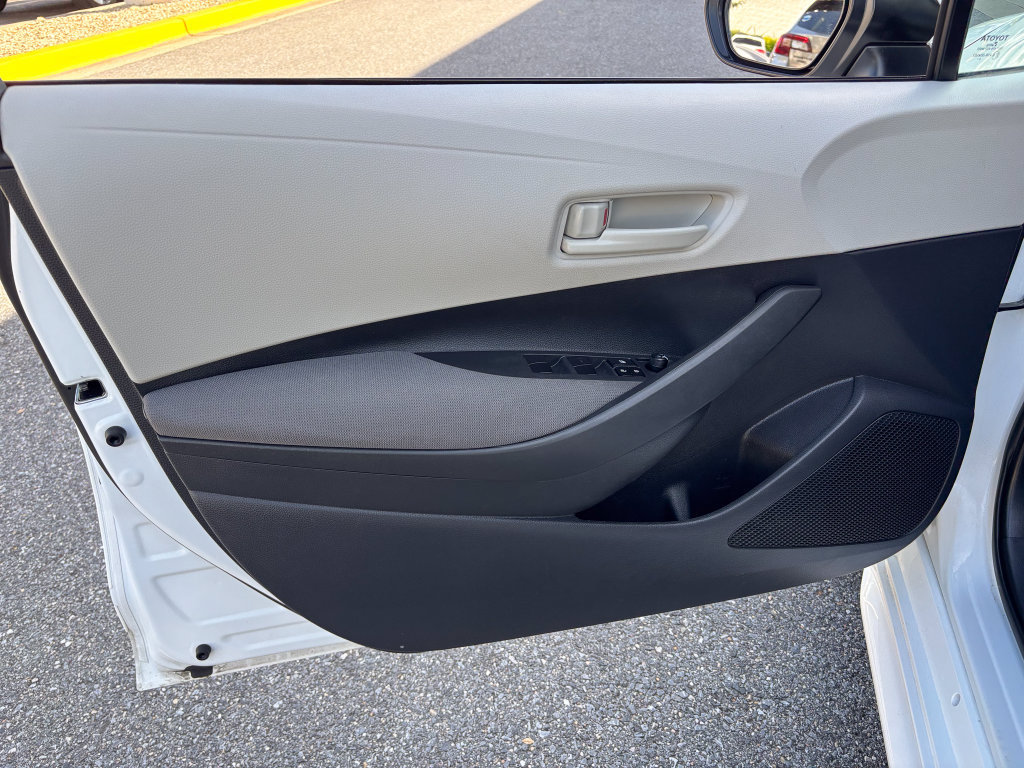 Used 2025 Toyota Corolla LE FWD image 11