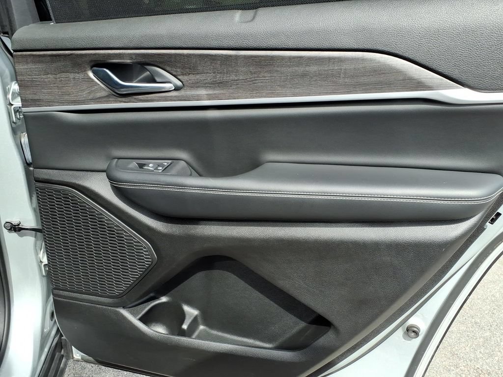 Used 2023 Jeep Grand Cherokee L Limited w/ Luxury Tech Group II RWD image 15