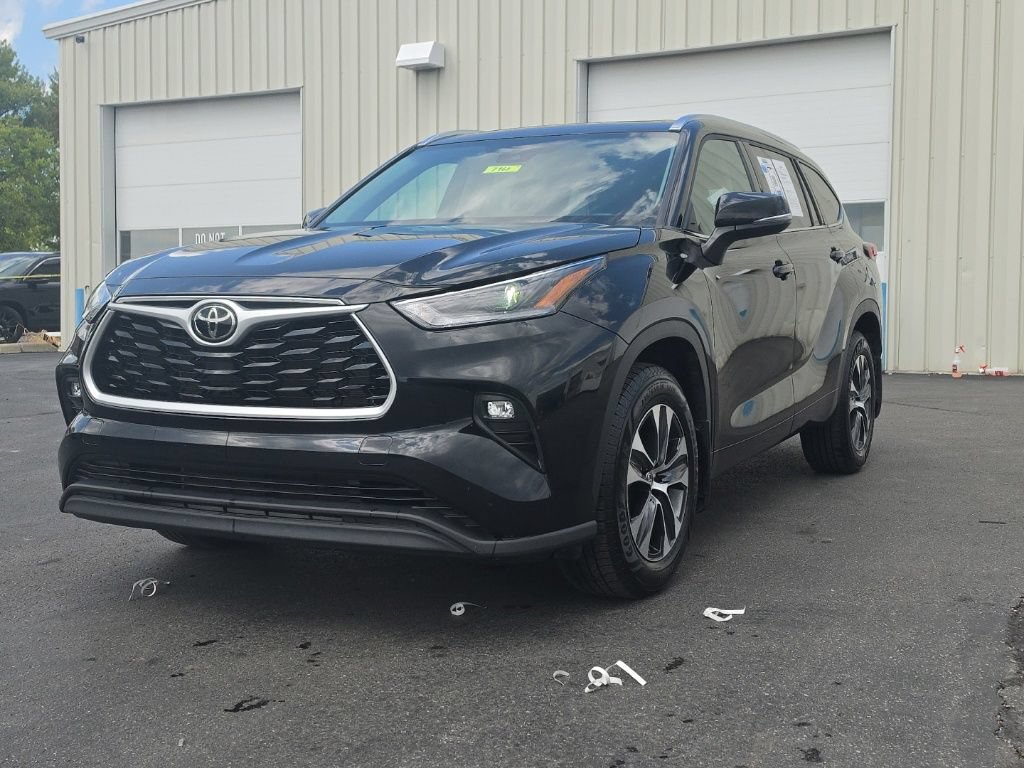 Used 2021 Toyota Highlander XLE AWD/4WD image 3