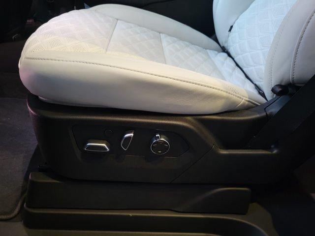 Certified 2026 Cadillac Escalade ESV Platinum Luxury AWD/4WD image 18