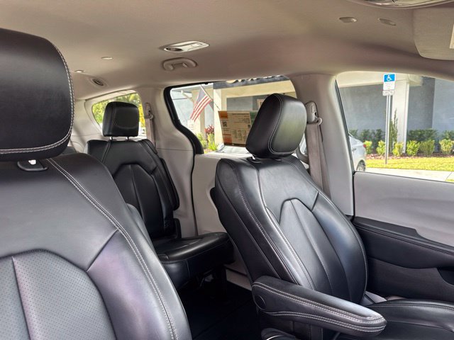 Used 2023 Chrysler Pacifica Touring-L FWD image 10