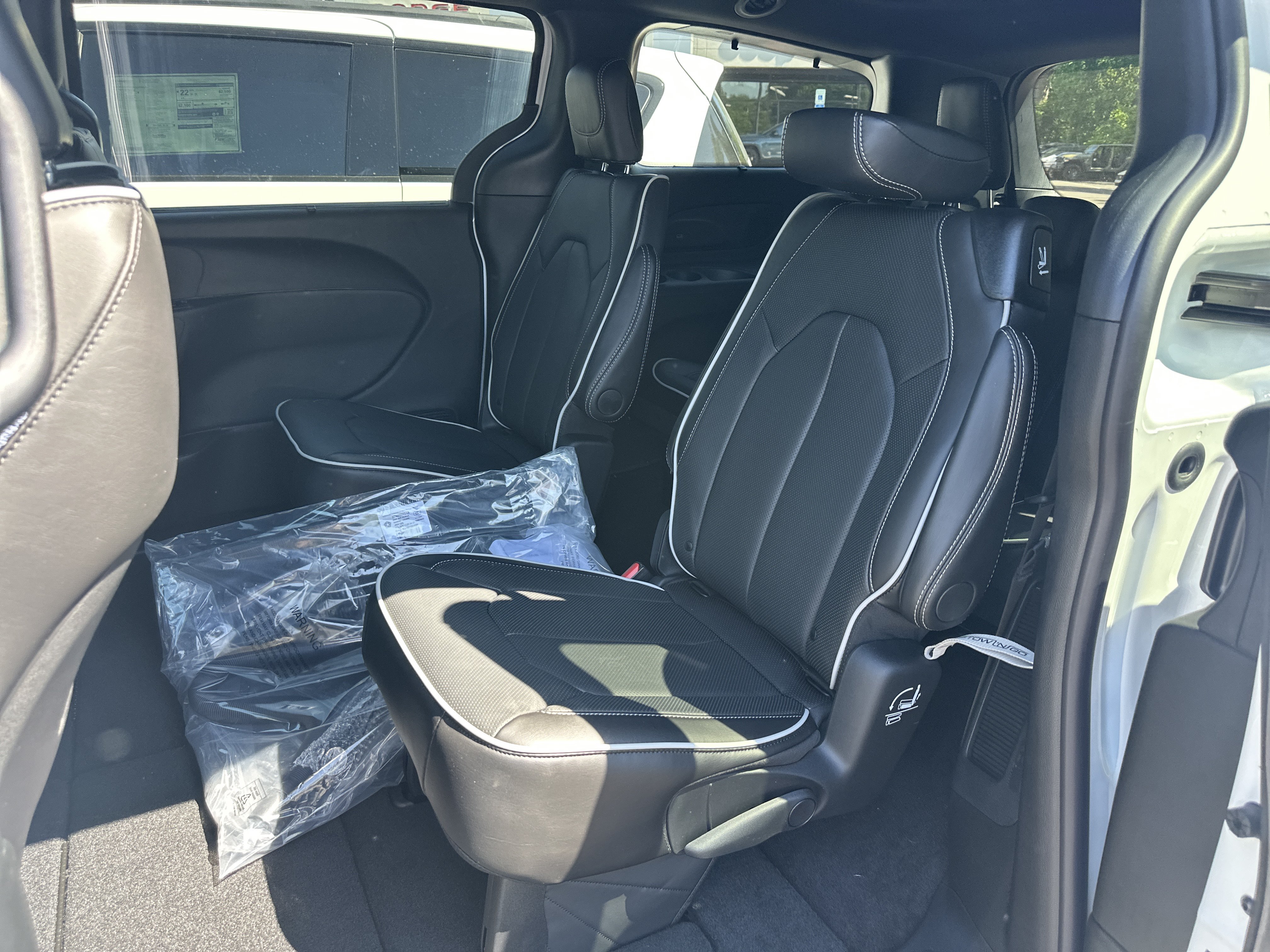 New 2027 Chrysler Pacifica Limited w/ Family Tech Group FWD image 25