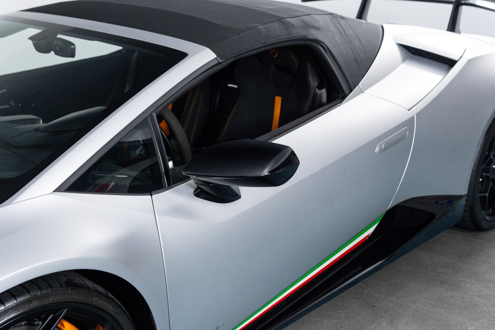 Used 2018 Lamborghini Huracan Performante AWD/4WD image 33
