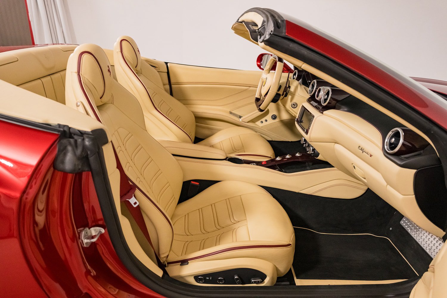 Used 2015 Ferrari California T RWD image 45