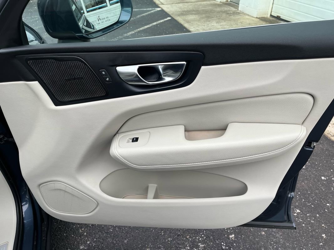 Used 2021 Volvo XC60 T5 Momentum w/ Protection Package AWD/4WD image 21