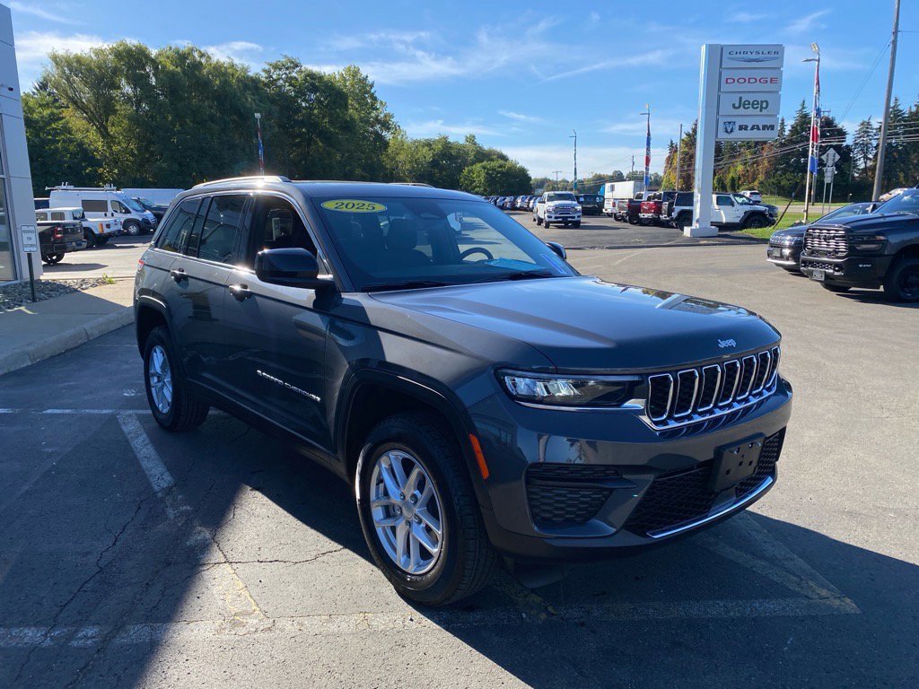 Used 2025 Jeep Grand Cherokee Laredo X image 7
