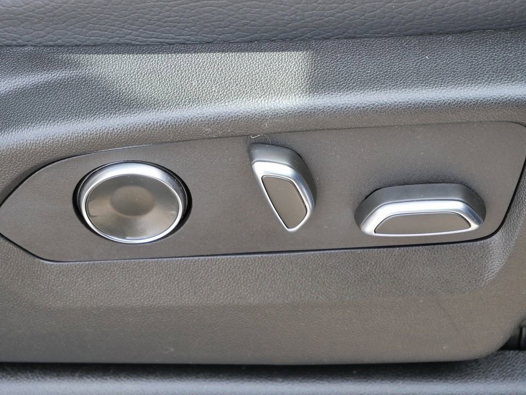 Used 2025 GMC Yukon Denali w/ Sun & Power Step Package image 19