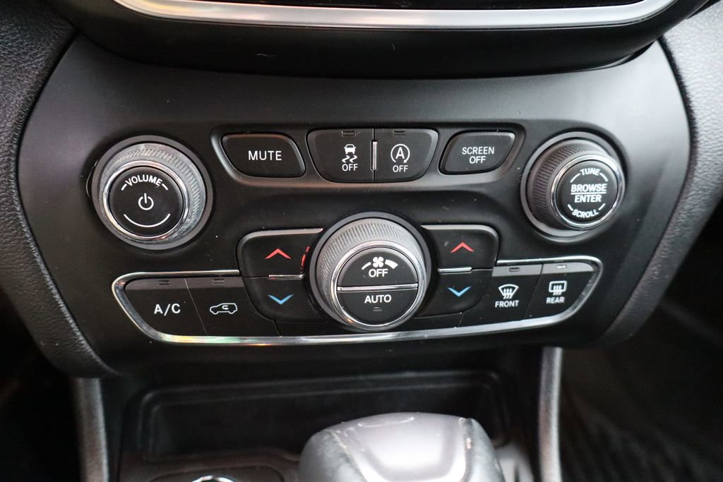 Used 2020 Jeep Cherokee Limited image 24