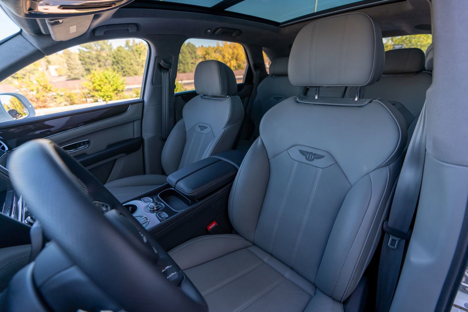 Used 2025 Bentley Bentayga image 23