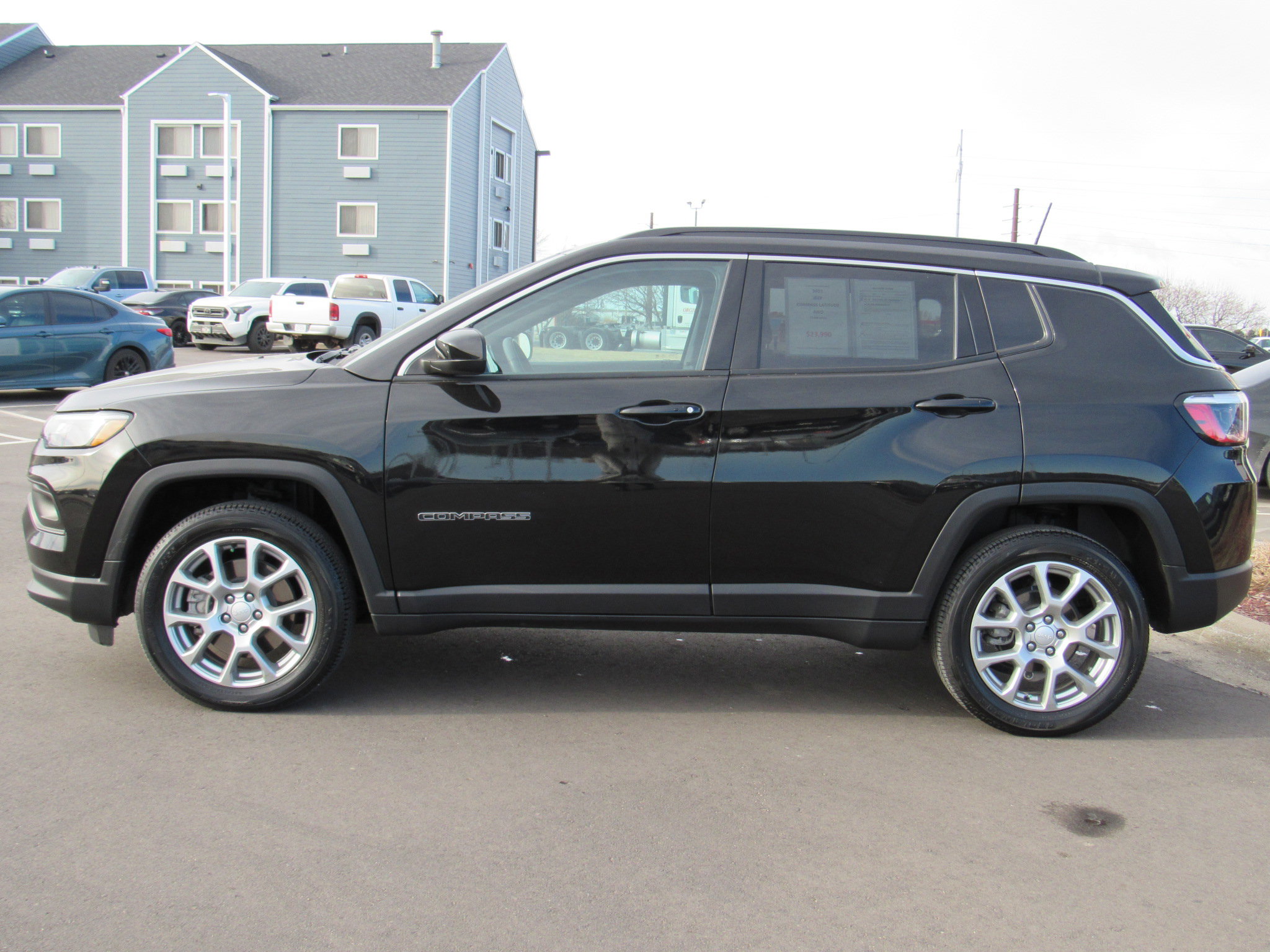 Used 2023 Jeep Compass Latitude image 9