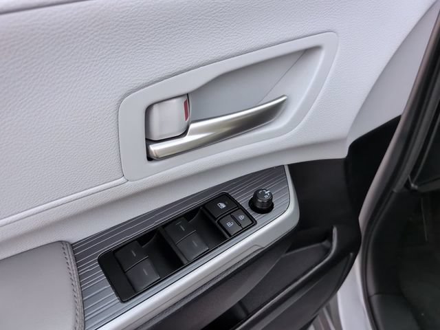 Certified 2025 Toyota Sienna XLE FWD image 11