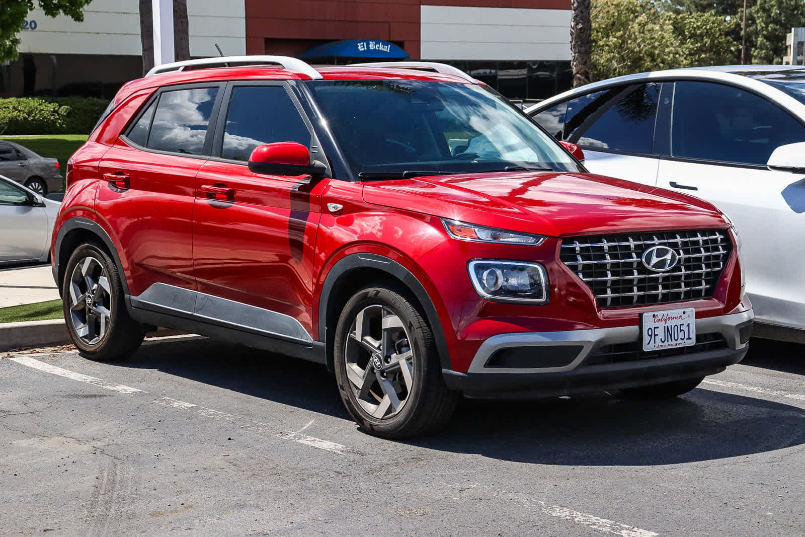 Used 2023 Hyundai Venue SEL image 2