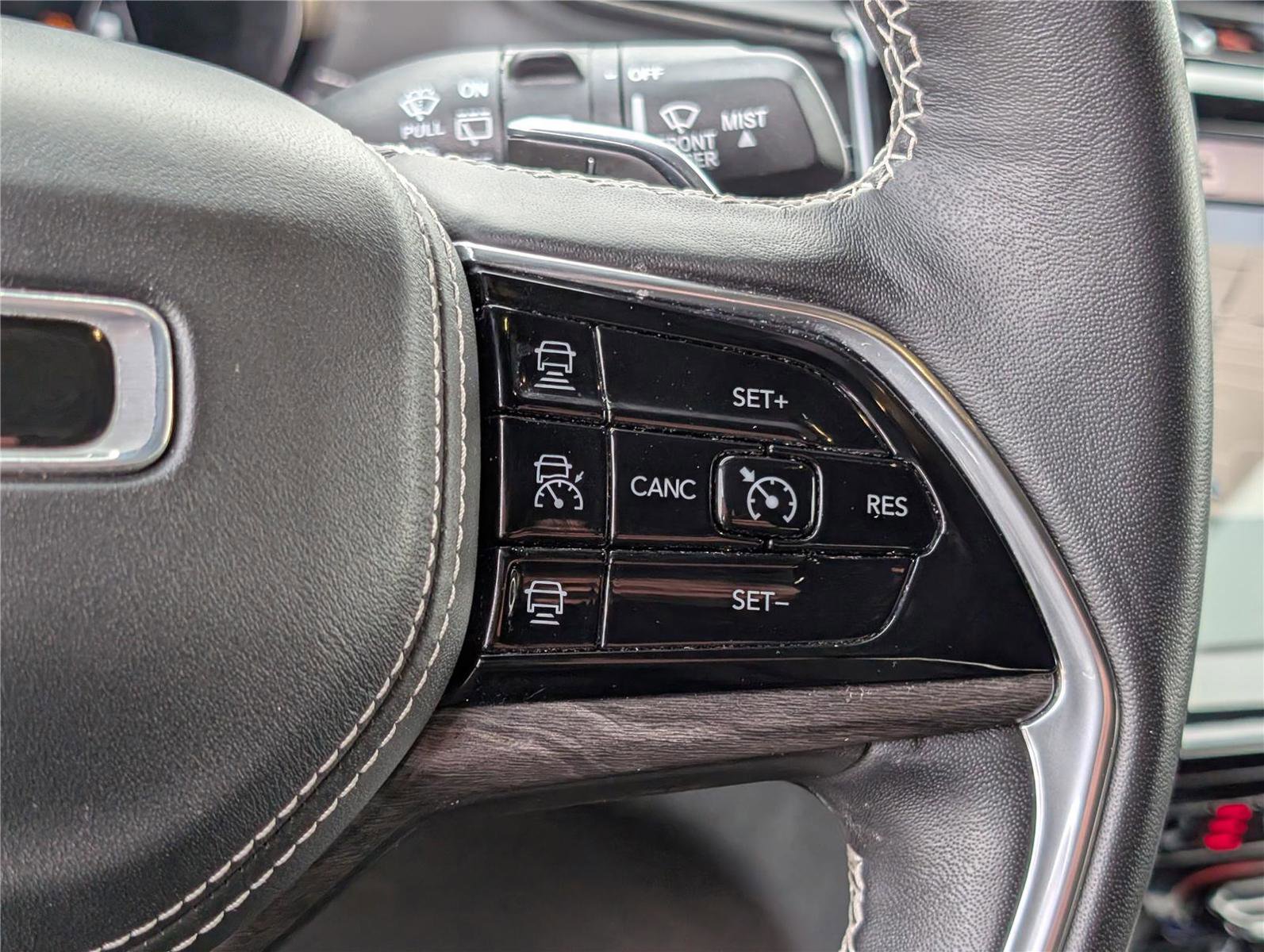 Used 2022 Jeep Grand Cherokee Overland w/ Luxury Tech Group IV image 26