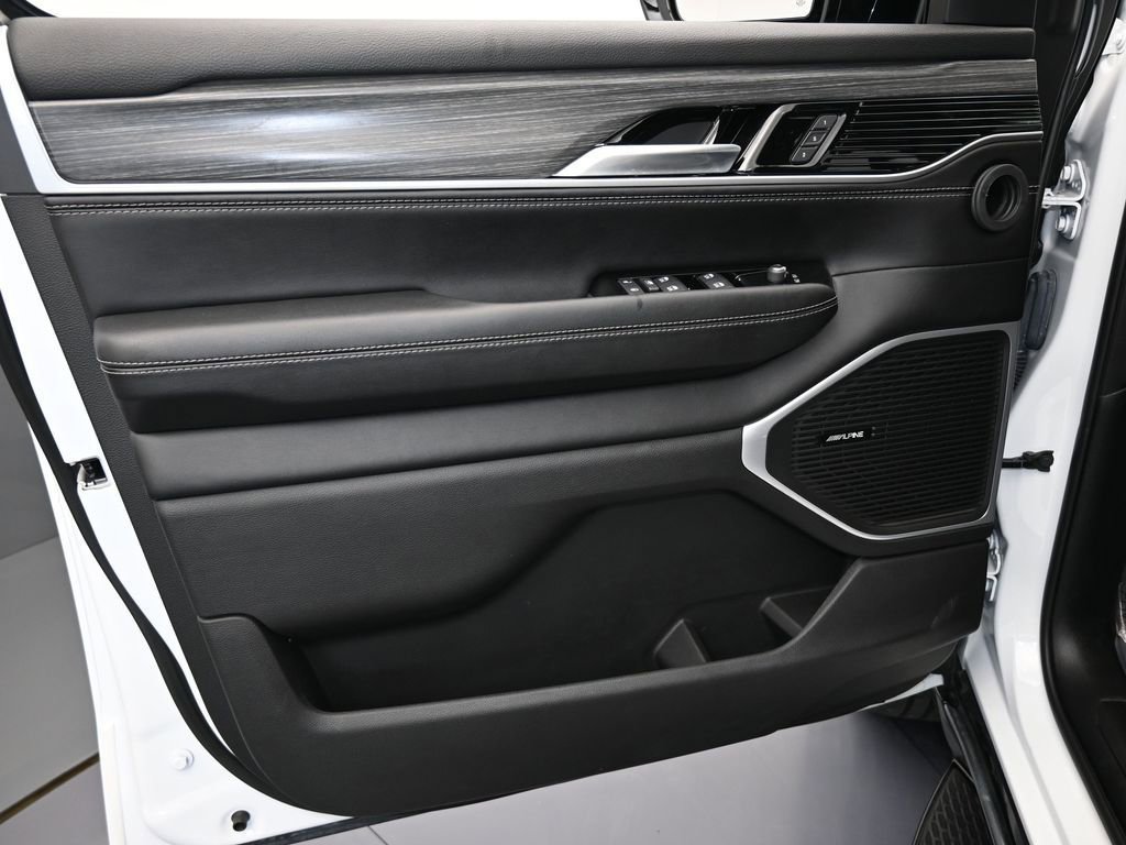 Used 2023 Jeep Wagoneer L Series III w/ Preferred Equipment Group image 11