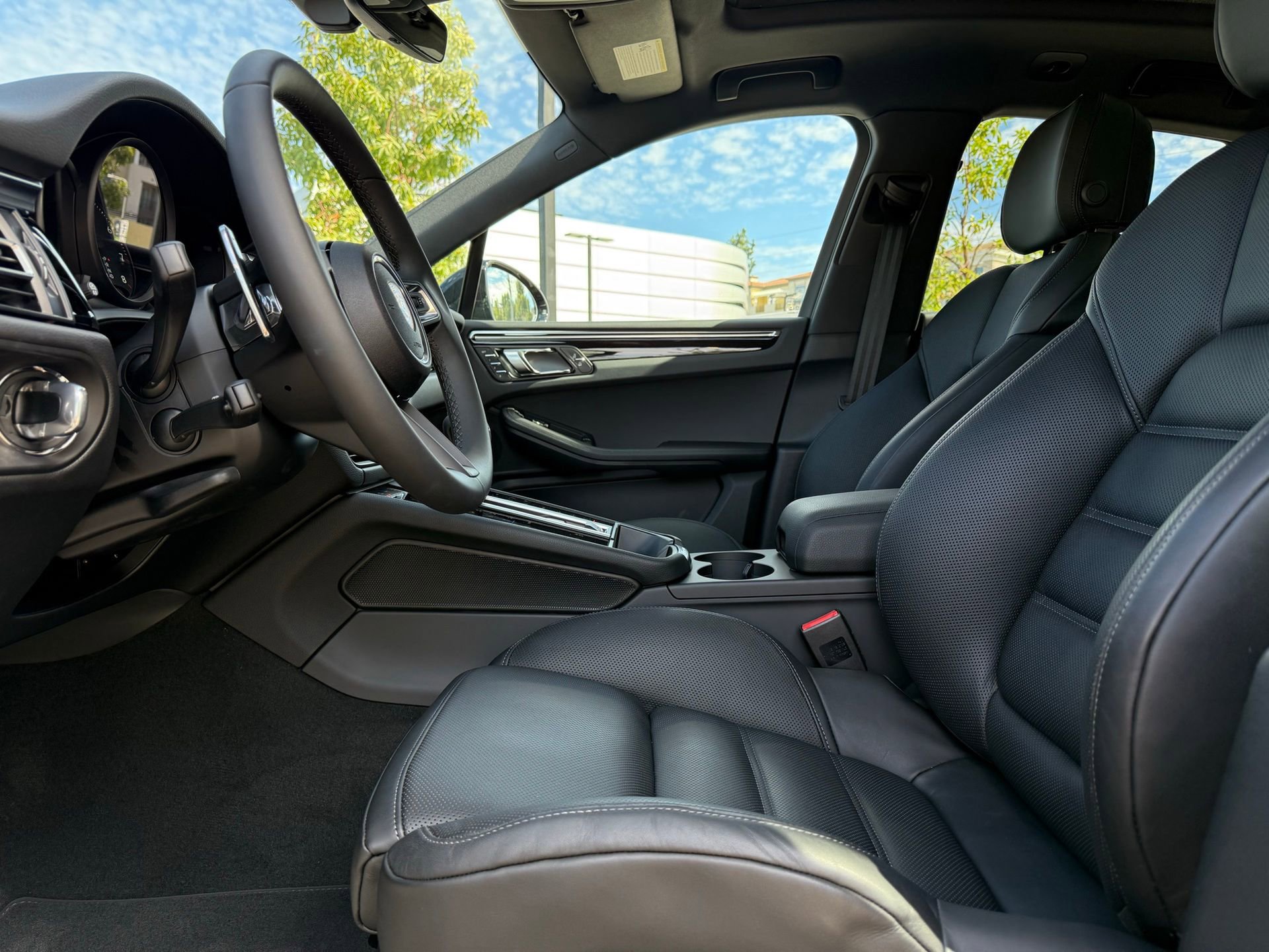 Used 2025 Porsche Macan AWD/4WD image 13