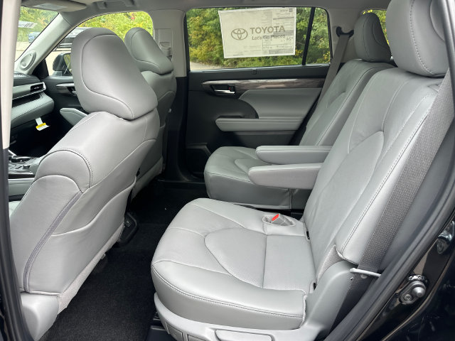 New 2026 Toyota Highlander Platinum AWD/4WD image 17