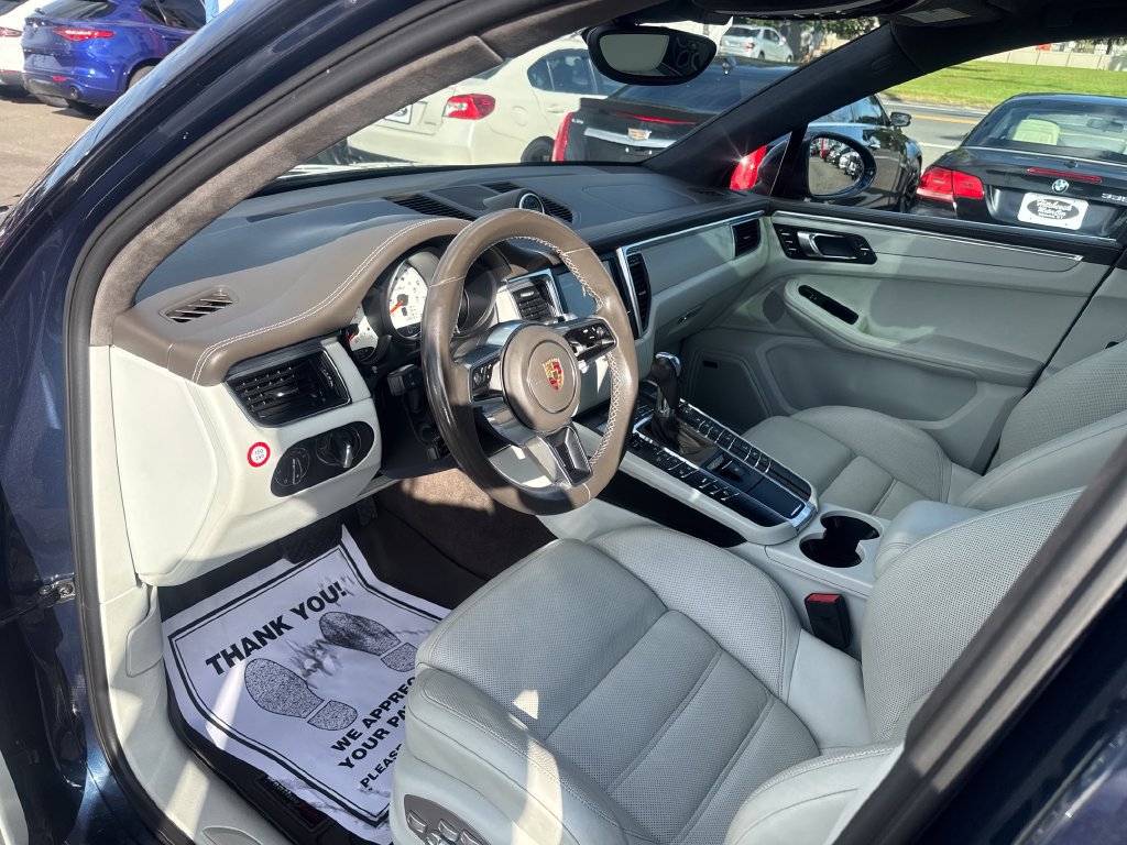 Used 2016 Porsche Macan Turbo AWD/4WD image 32