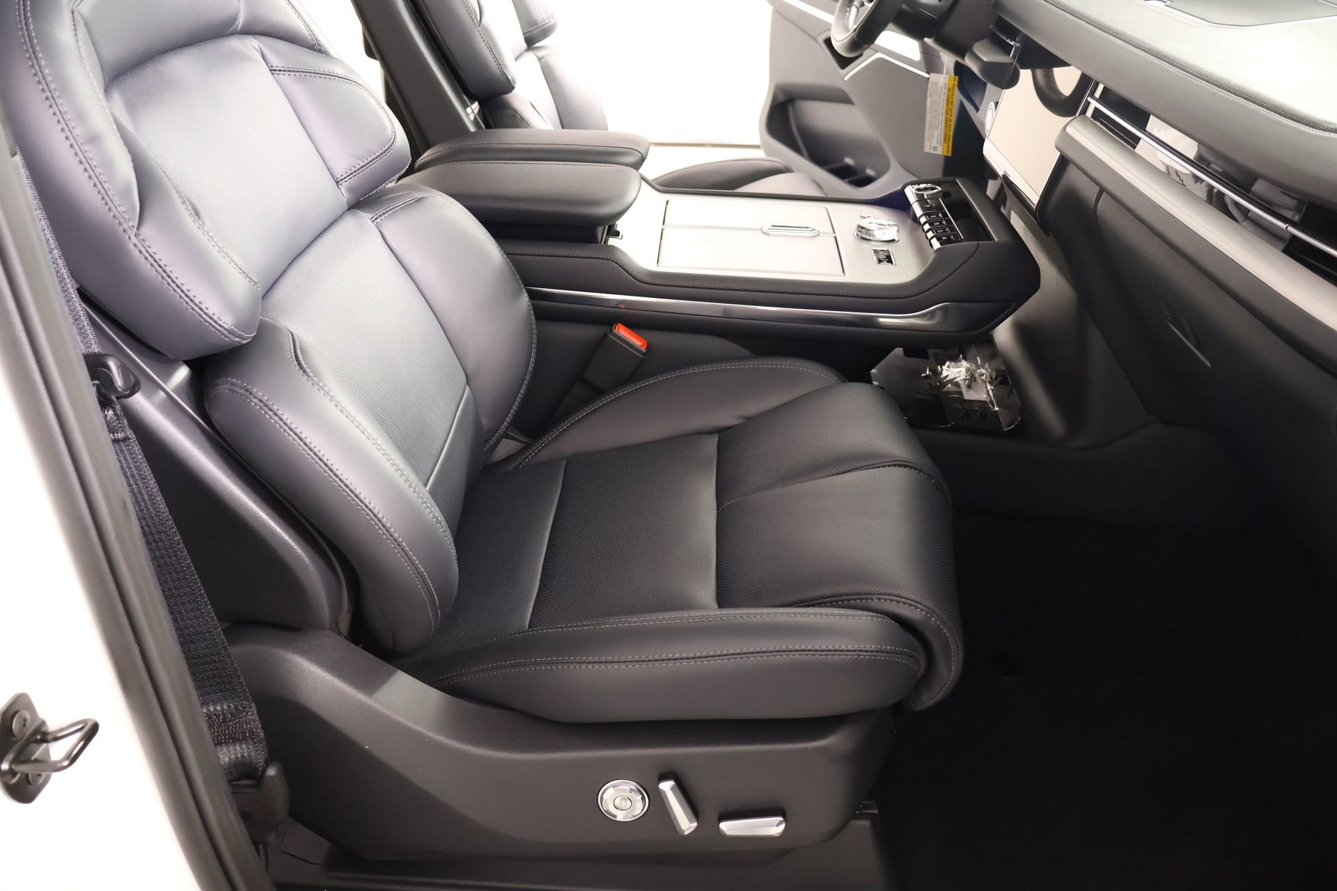 New 2026 Lincoln Navigator Reserve w/ Jet Appearance Package image 14