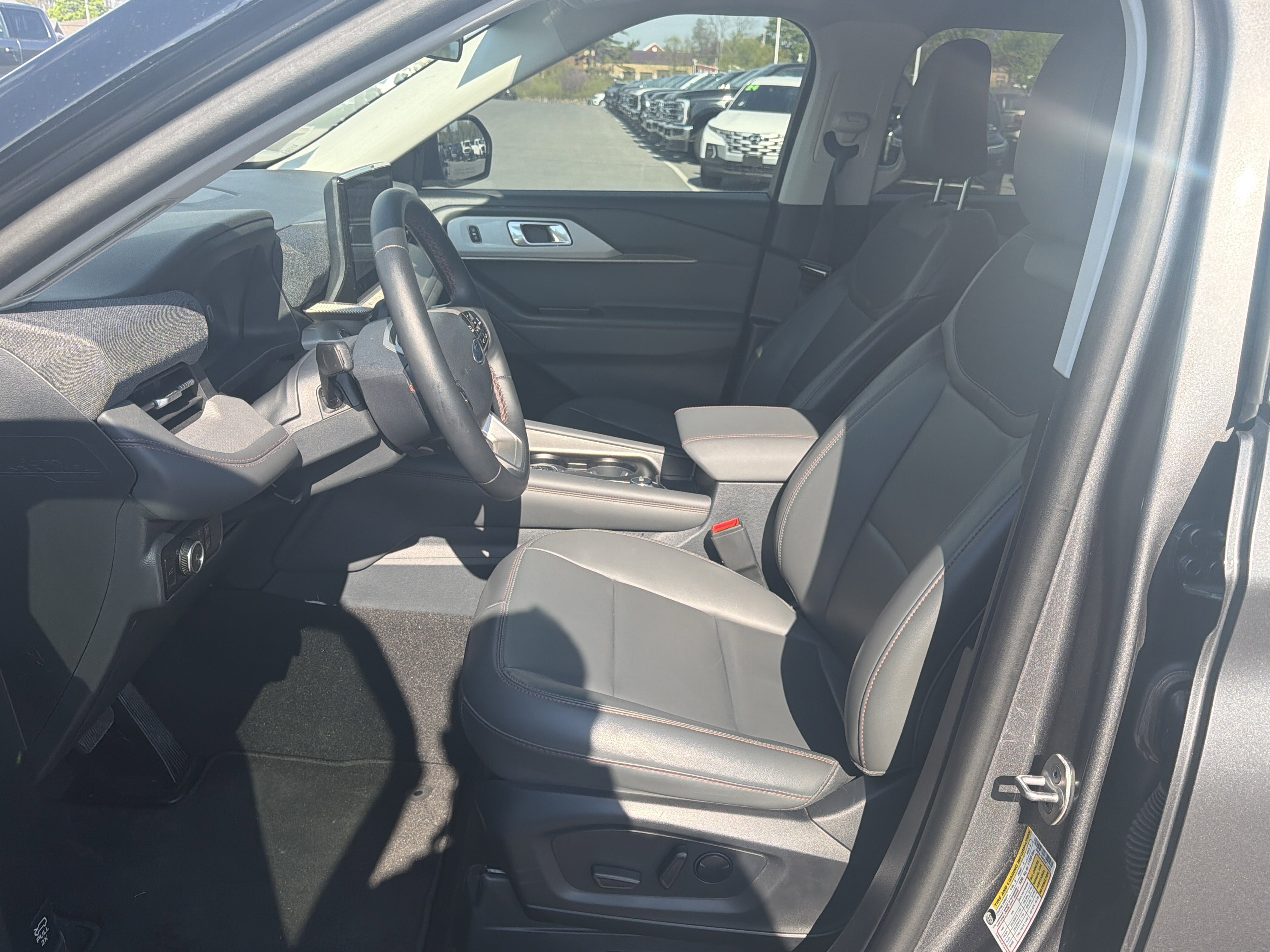 Used 2025 Ford Explorer Active w/ Active Comfort Package RWD image 12