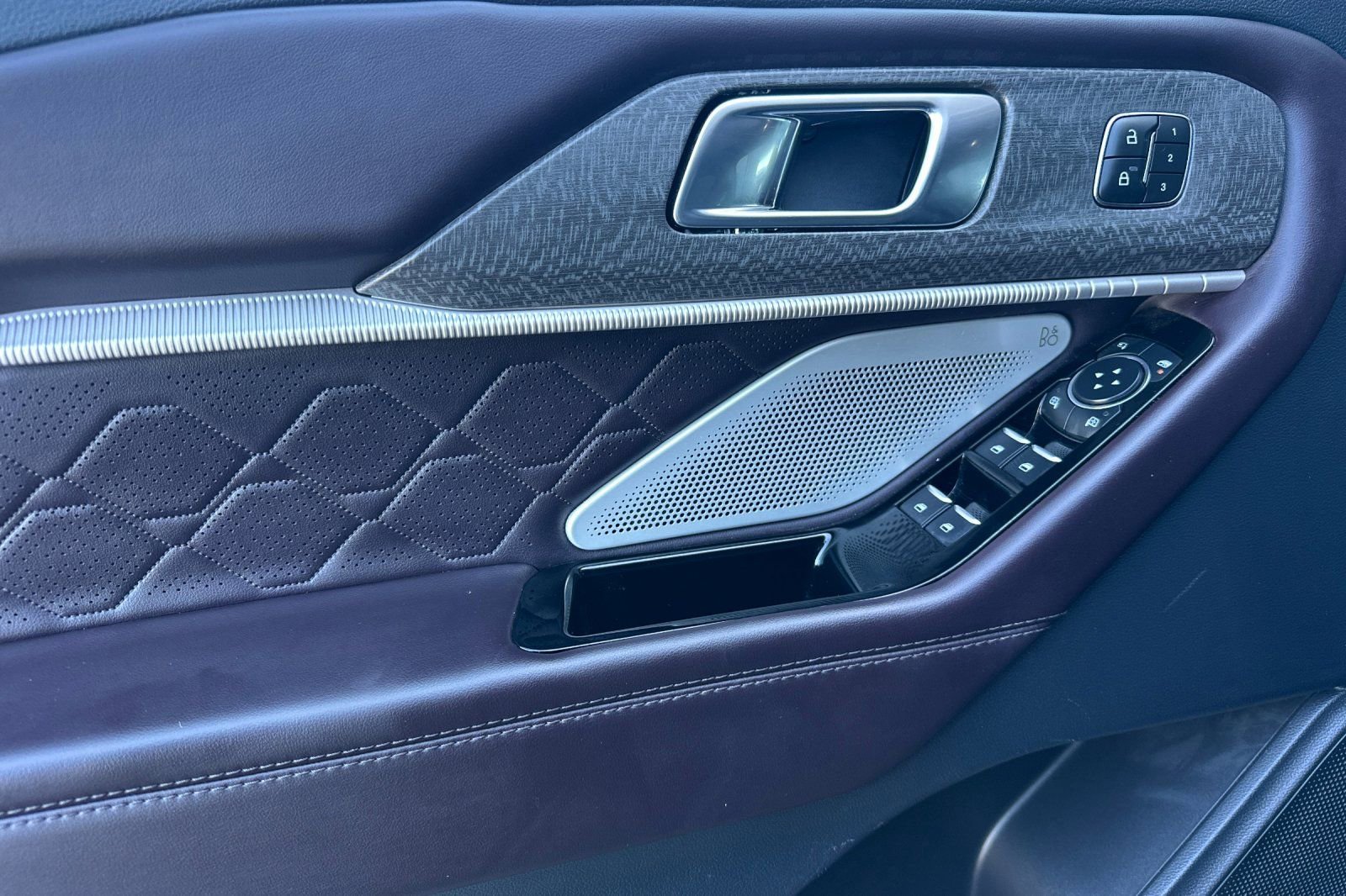 Used 2025 Ford Explorer Platinum w/ LUX Leather Package image 12