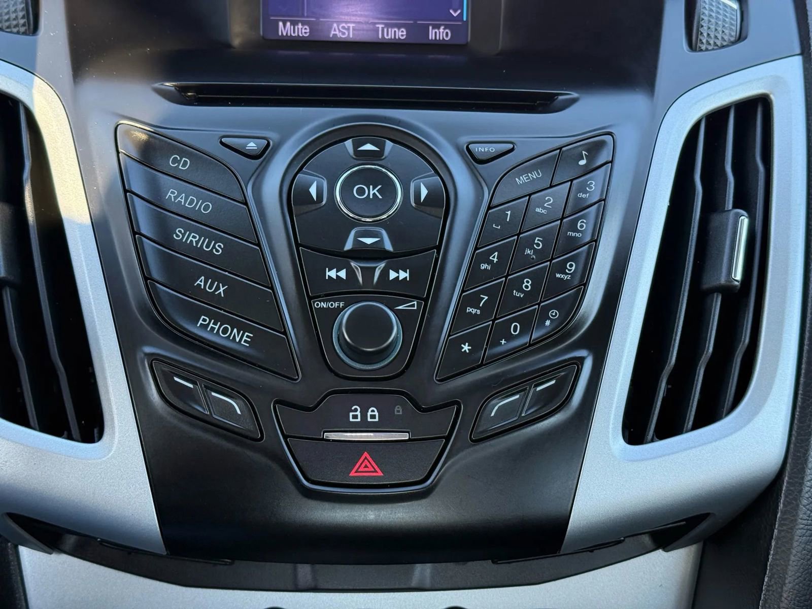 Used 2013 Ford Focus SE w/ SE Winter Pkg image 24