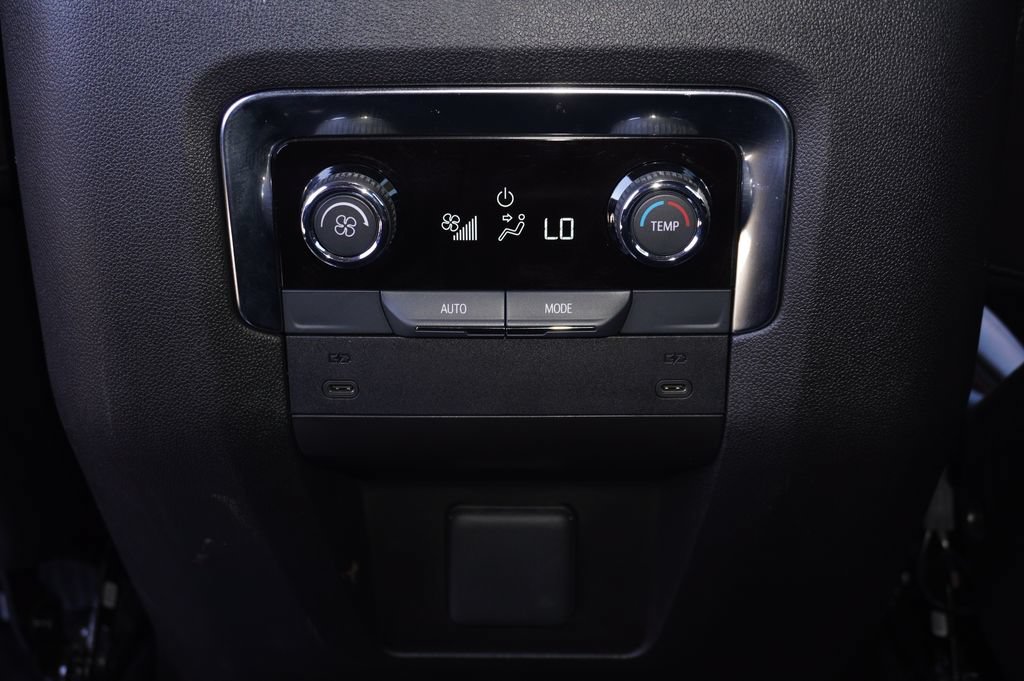 Used 2026 Chevrolet Suburban RST RWD image 13