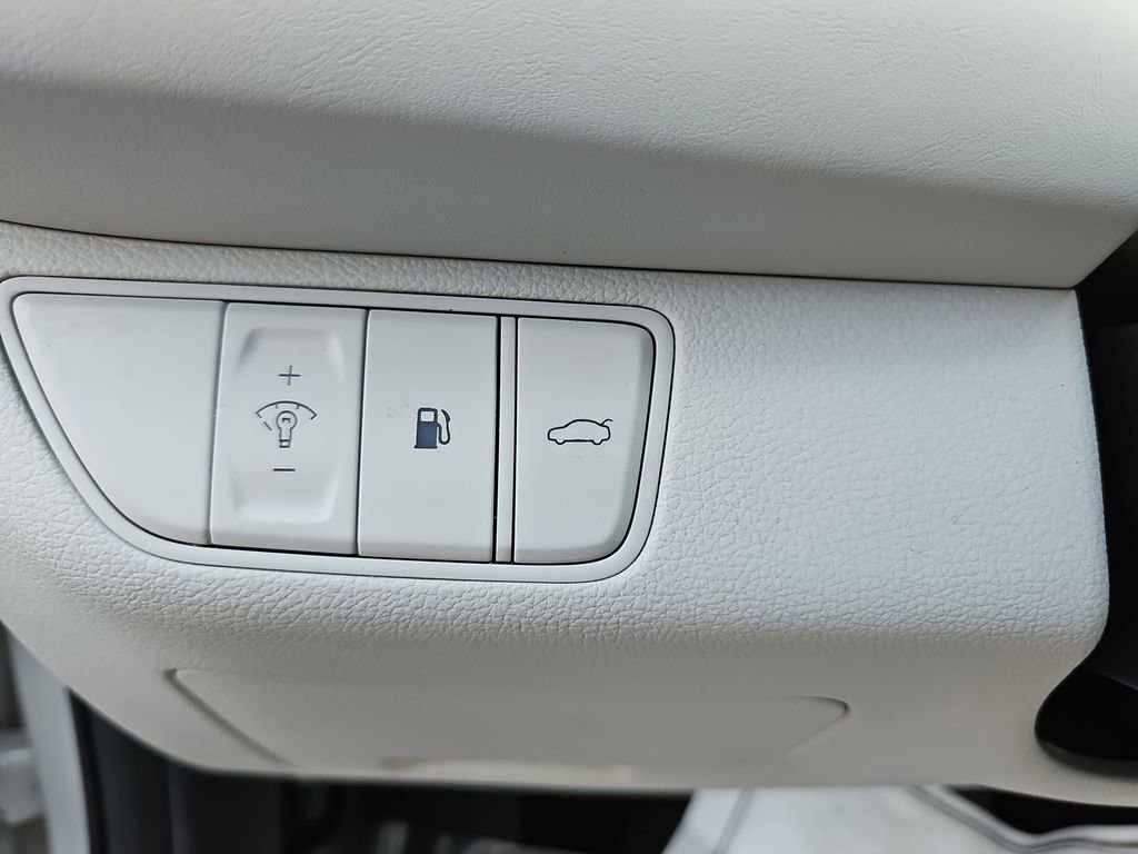 Used 2025 Genesis G70 2.5T image 18