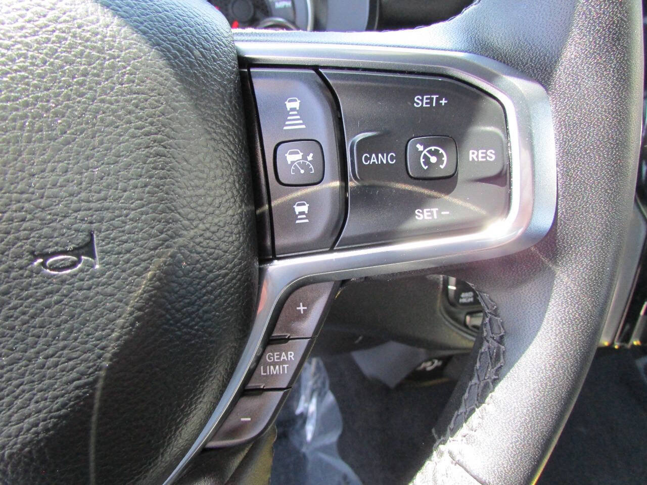 Used 2025 RAM 1500 Laramie AWD/4WD image 28