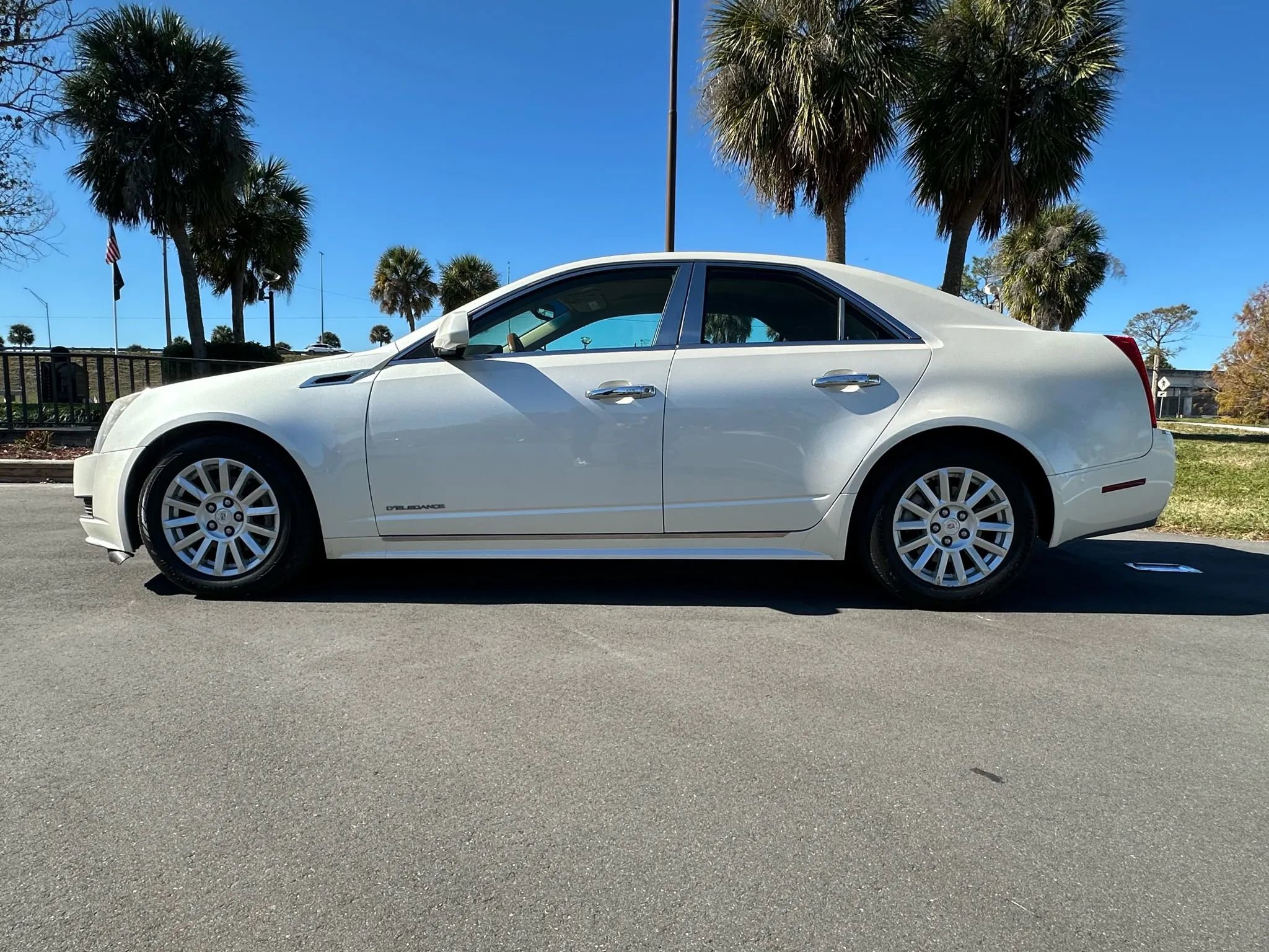 Used 2011 Cadillac CTS Luxury image 7
