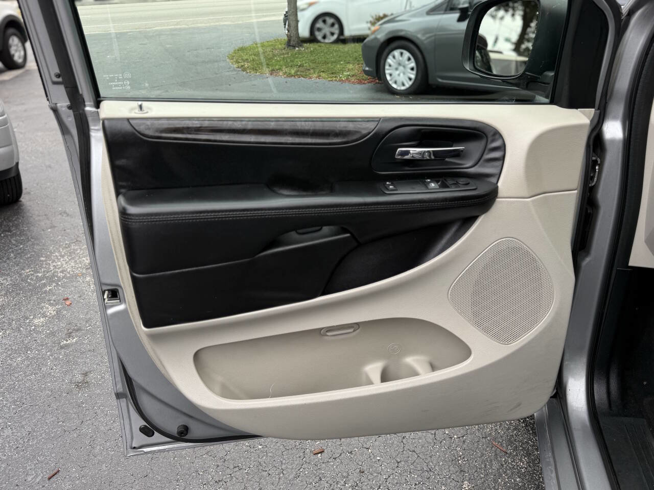 Used 2013 Dodge Grand Caravan SE image 12