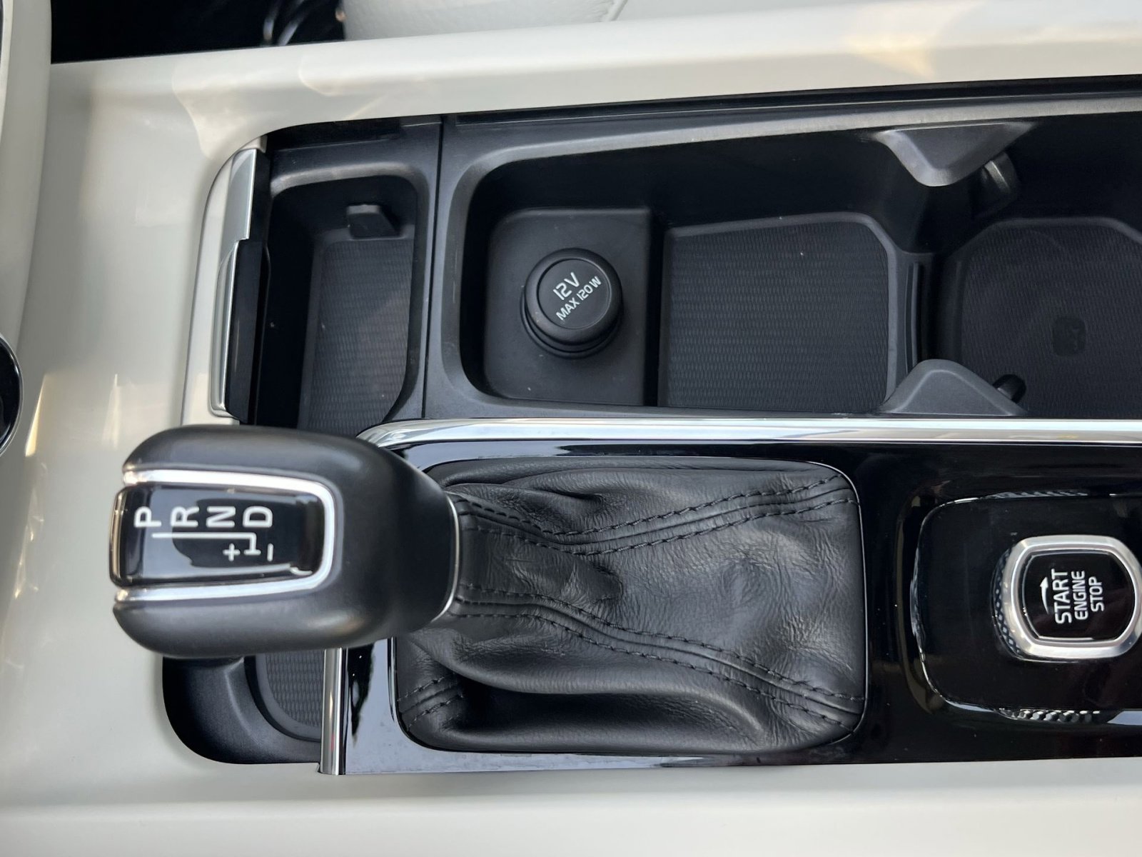 Used 2018 Volvo XC60 T6 Momentum image 22