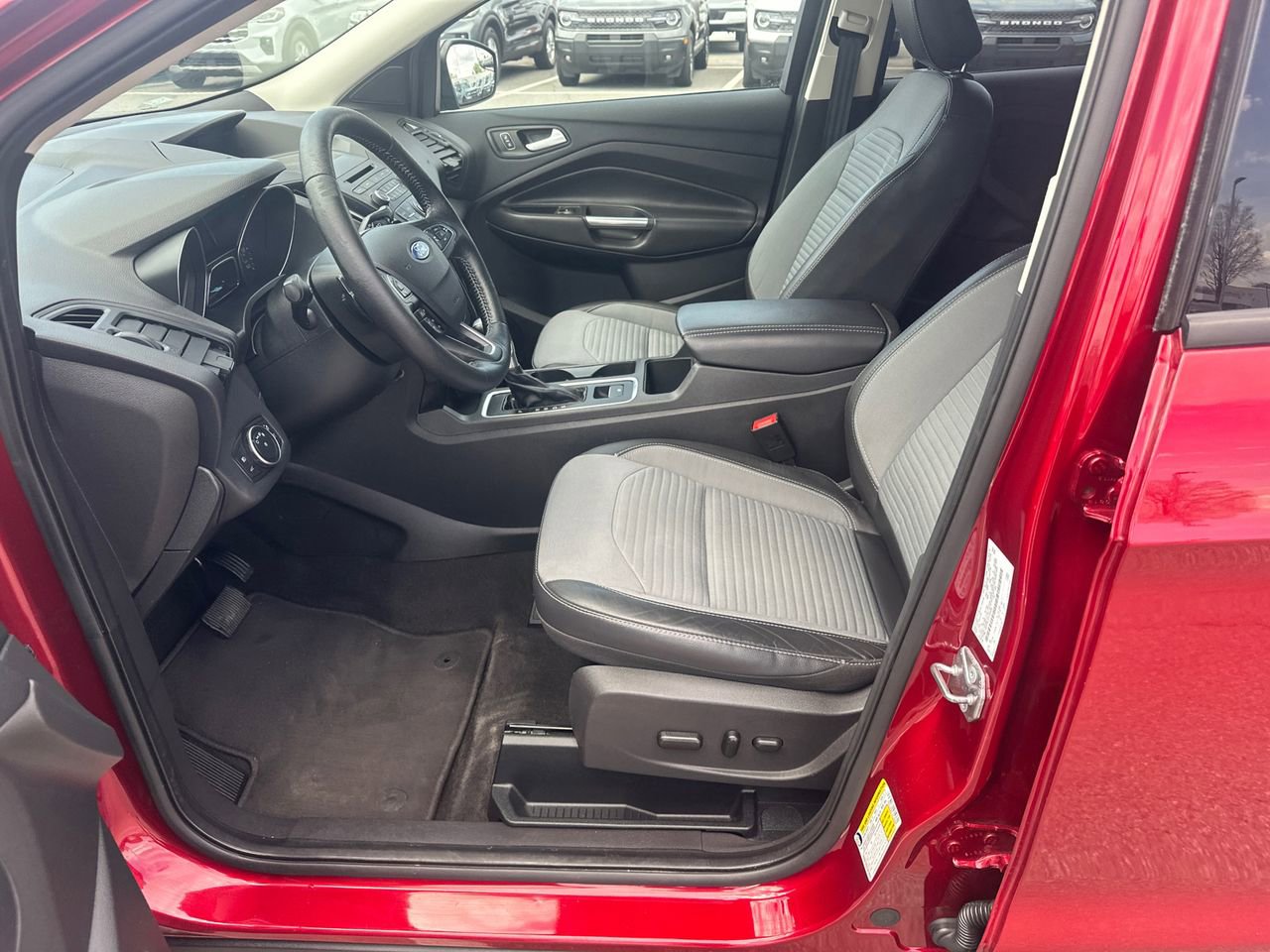 Used 2018 Ford Escape SE w/ SE Sport Appearance Package image 9