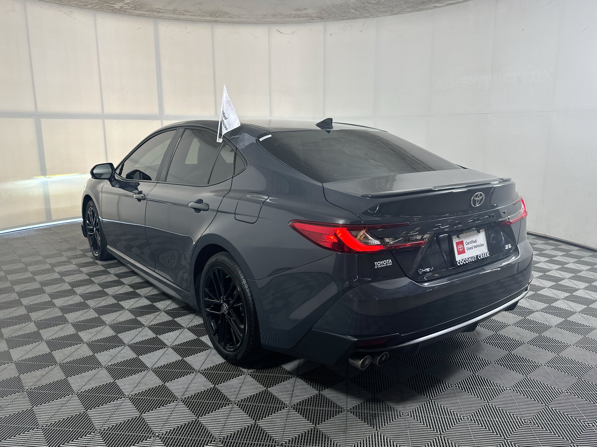 Used 2025 Toyota Camry SE w/ Convenience Package FWD image 5