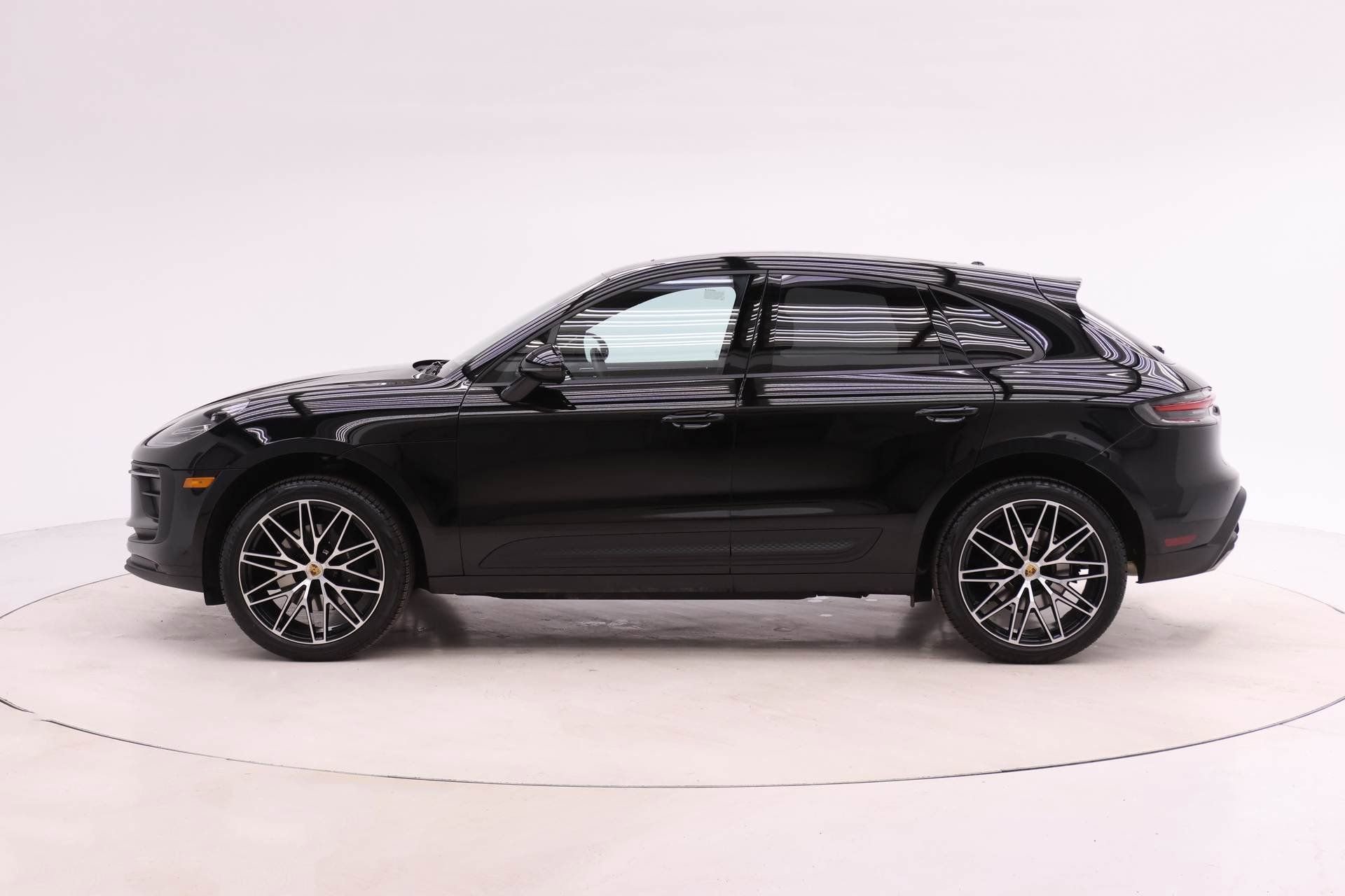 Used 2025 Porsche Macan AWD/4WD image 2