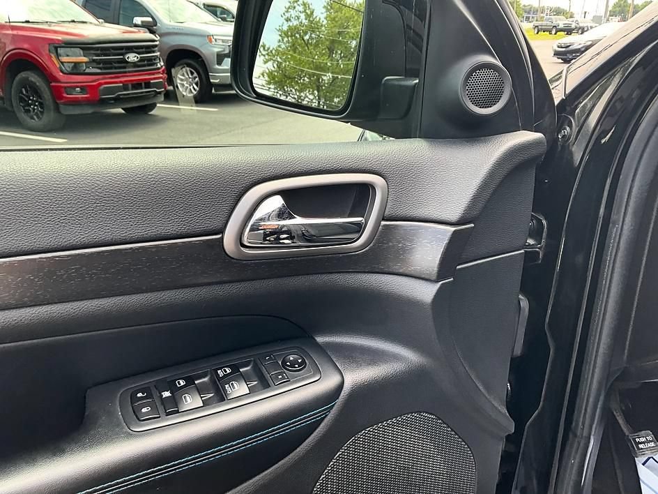 Used 2018 Jeep Grand Cherokee Laredo AWD/4WD image 13