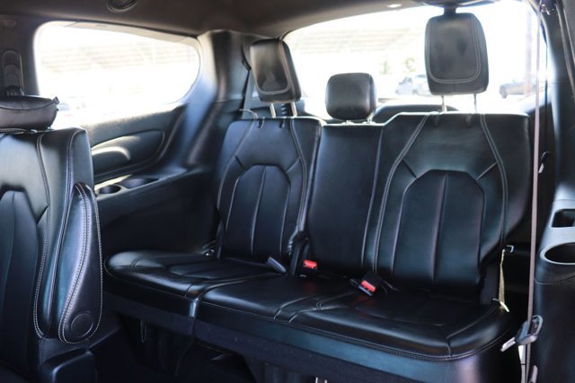 Used 2025 Chrysler Pacifica Select image 14