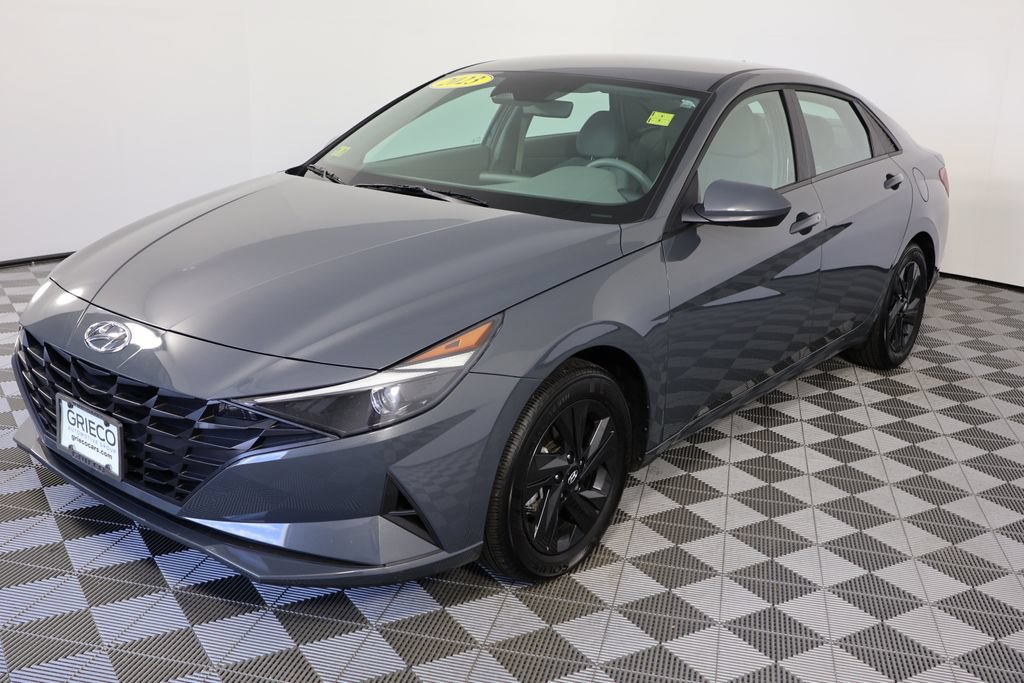 Used 2023 Hyundai Elantra SEL w/ Preferred Accessory Package FWD image 4