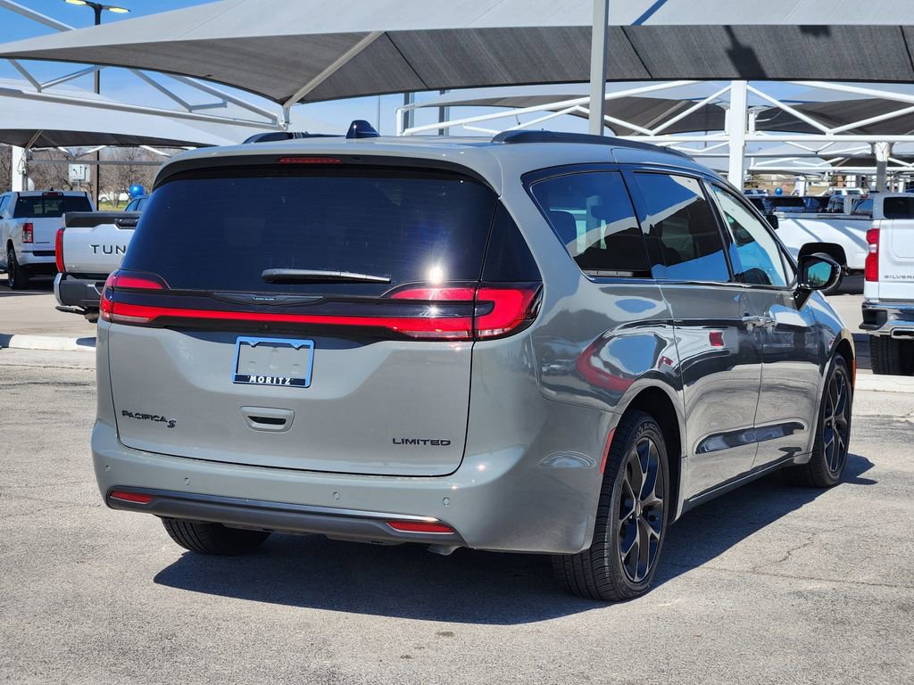 Used 2025 Chrysler Pacifica Limited image 7