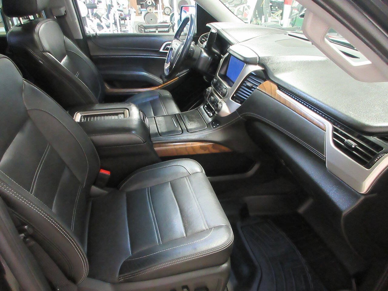 Used 2020 GMC Yukon XL Denali w/ Denali Premium Package AWD/4WD image 8
