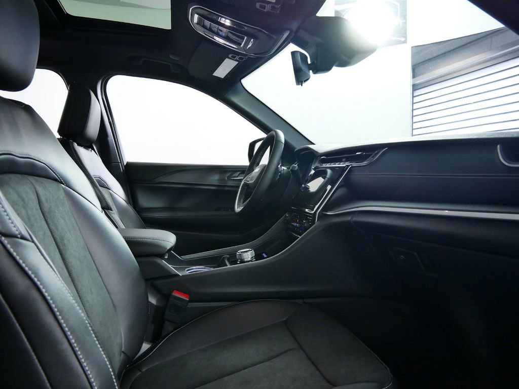 Certified 2024 Jeep Grand Cherokee Altitude image 24