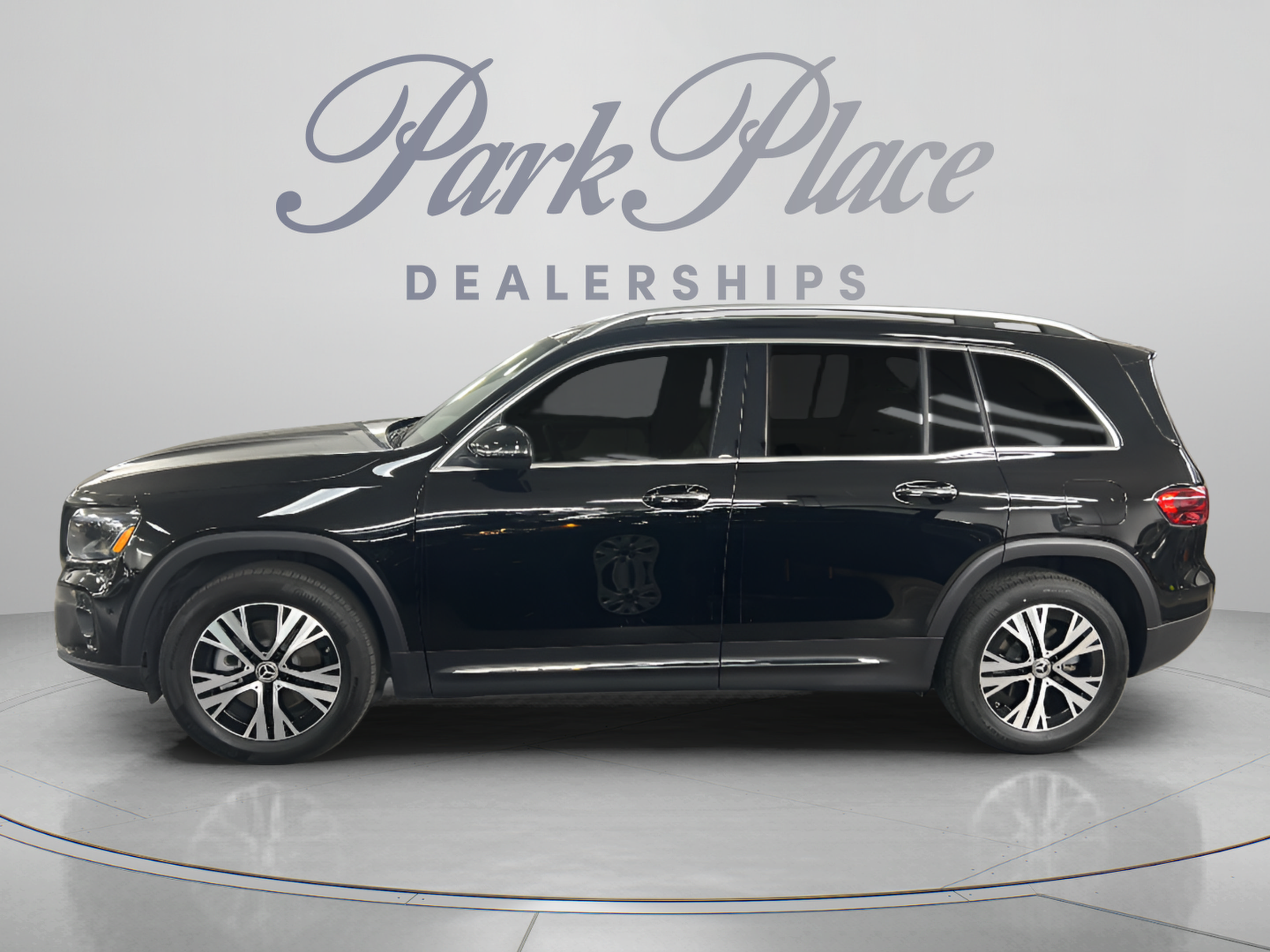 New 2025 Mercedes-Benz GLB 250 image 2