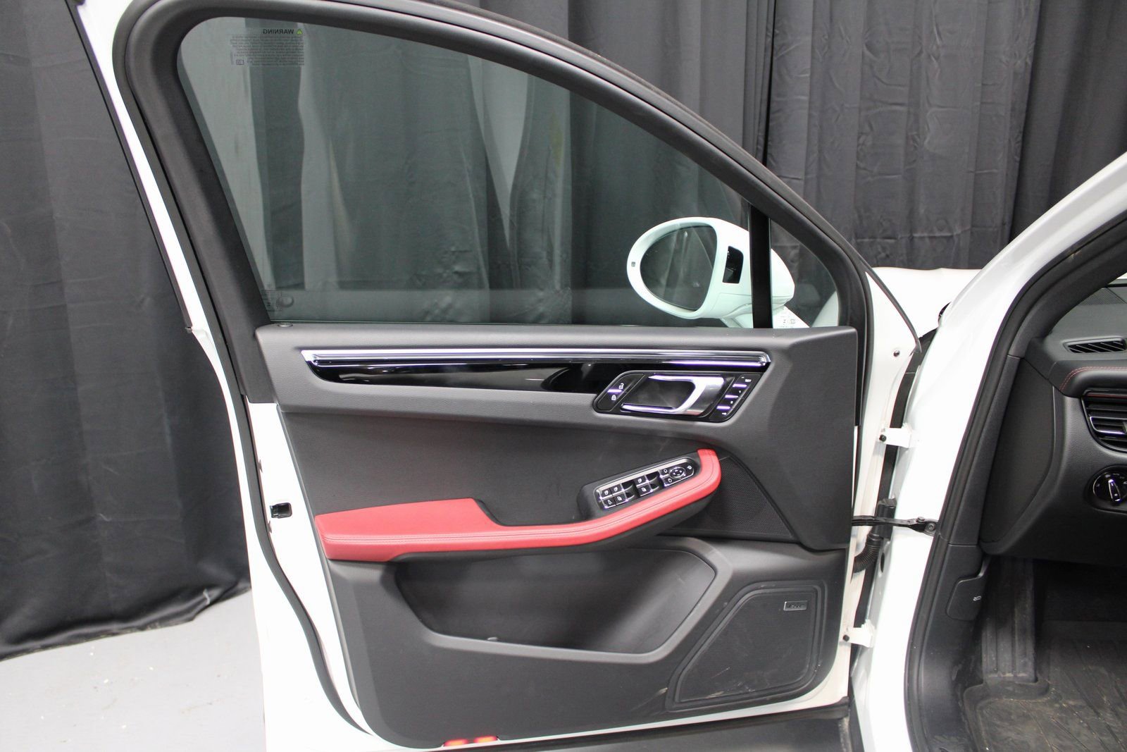 Certified 2025 Porsche Macan image 20